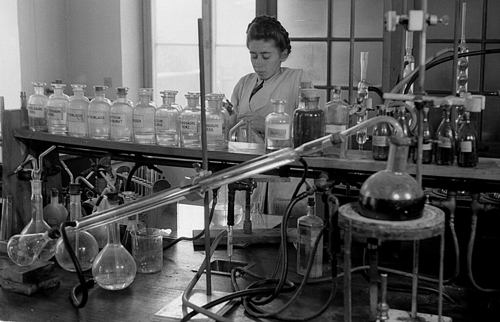  Josefine Ebenhoch in the laboratory